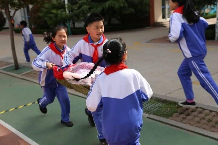 东港区小学领导团队引领教育革新篇章